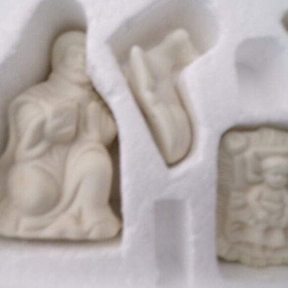 BLACK FRIDAY SALE 11 Piece Nativity Set Jade Collection with Wood Base - Picture 5 of 9
